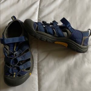 Boys Keen Newport H2 sandals in Blue. Size 6